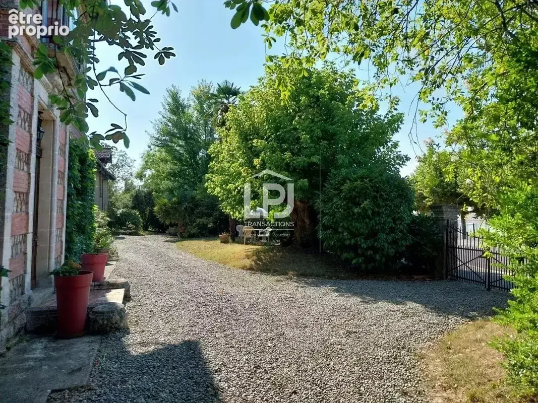 Maison de village avec dépendances comprenant 2 studios et 1 appartement indépendant – possibilités d’aménagement diverses, sur  - photo 2