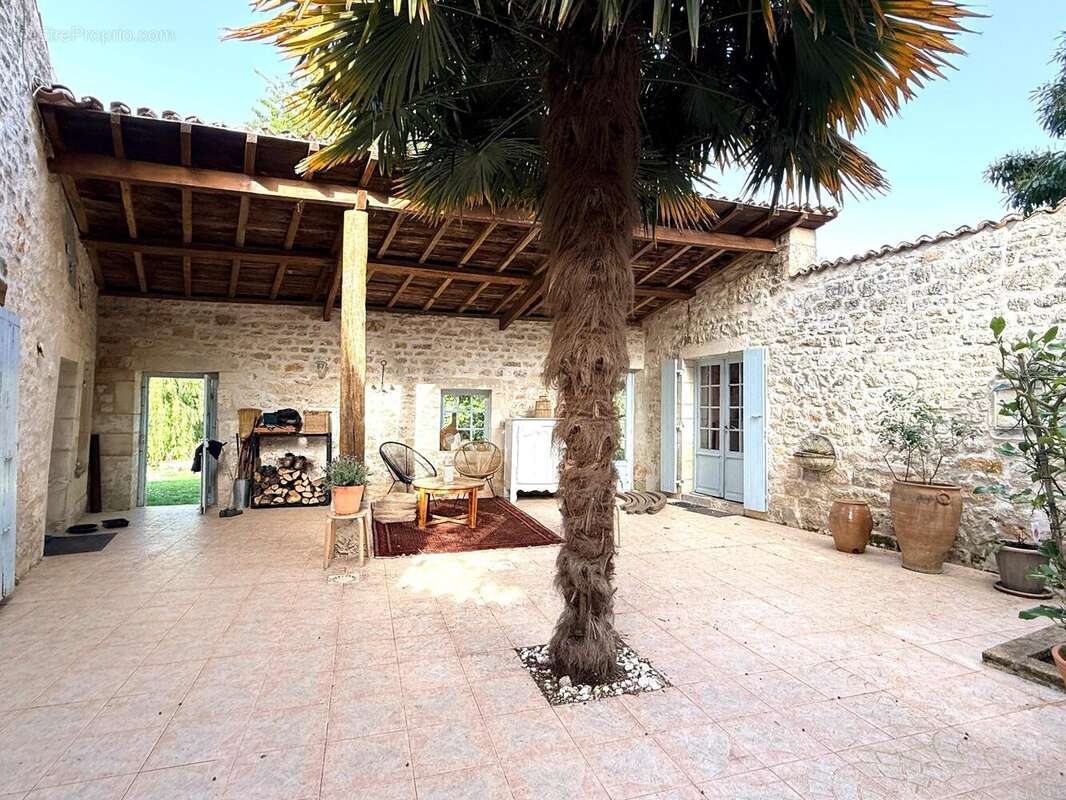 Maison 122 m² à Le Douhet  - photo 2