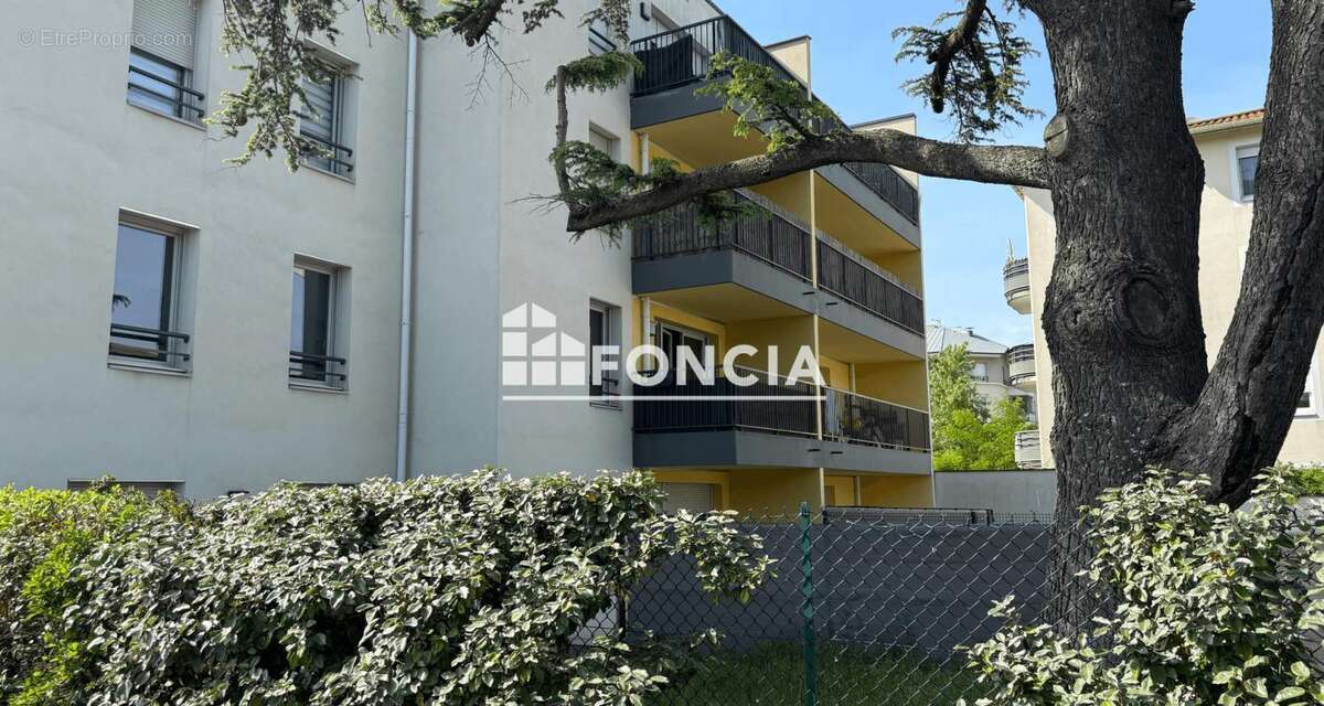 DECINES T3 dernier étage avec grande terrasse et garage. Vue sur LYON - photo 7