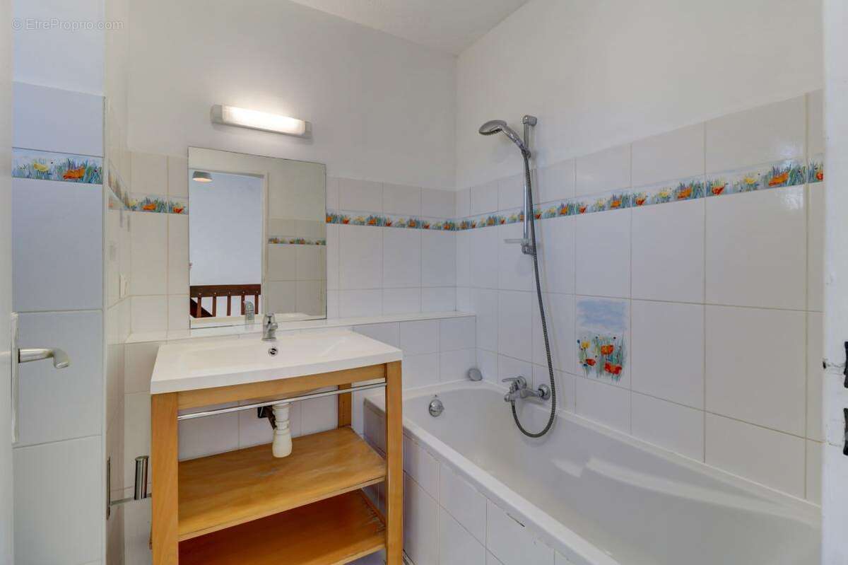 Appartement à SAINT-LAURENT-DU-VAR