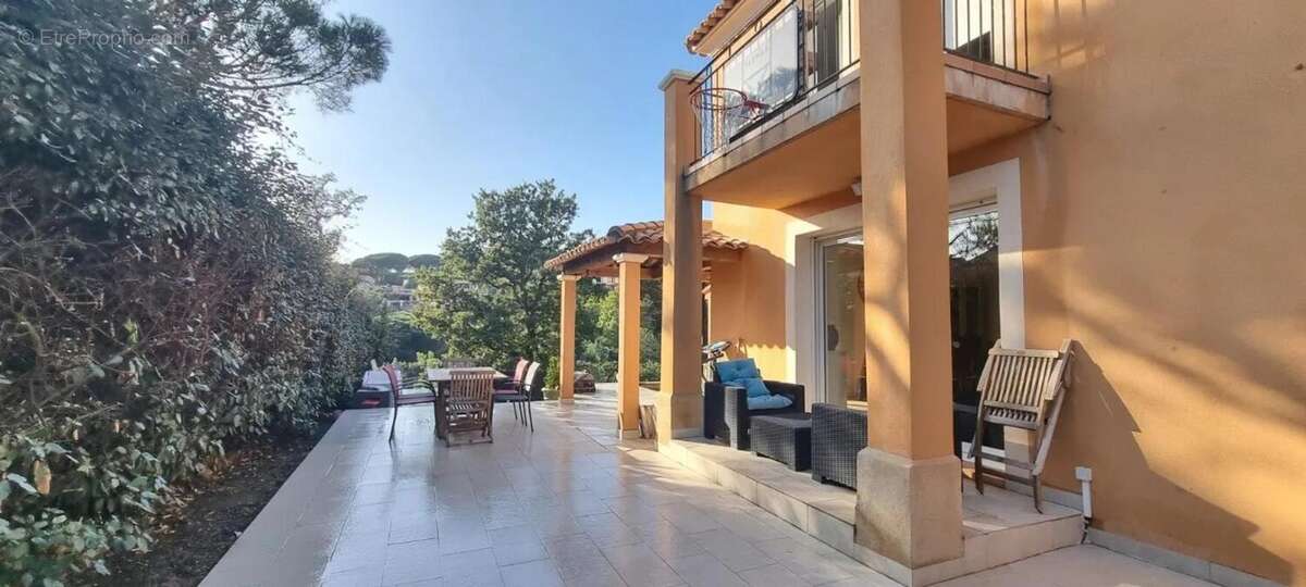 Maison à ROQUEBRUNE-SUR-ARGENS