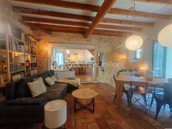 Maison à SAINT-CHAPTES