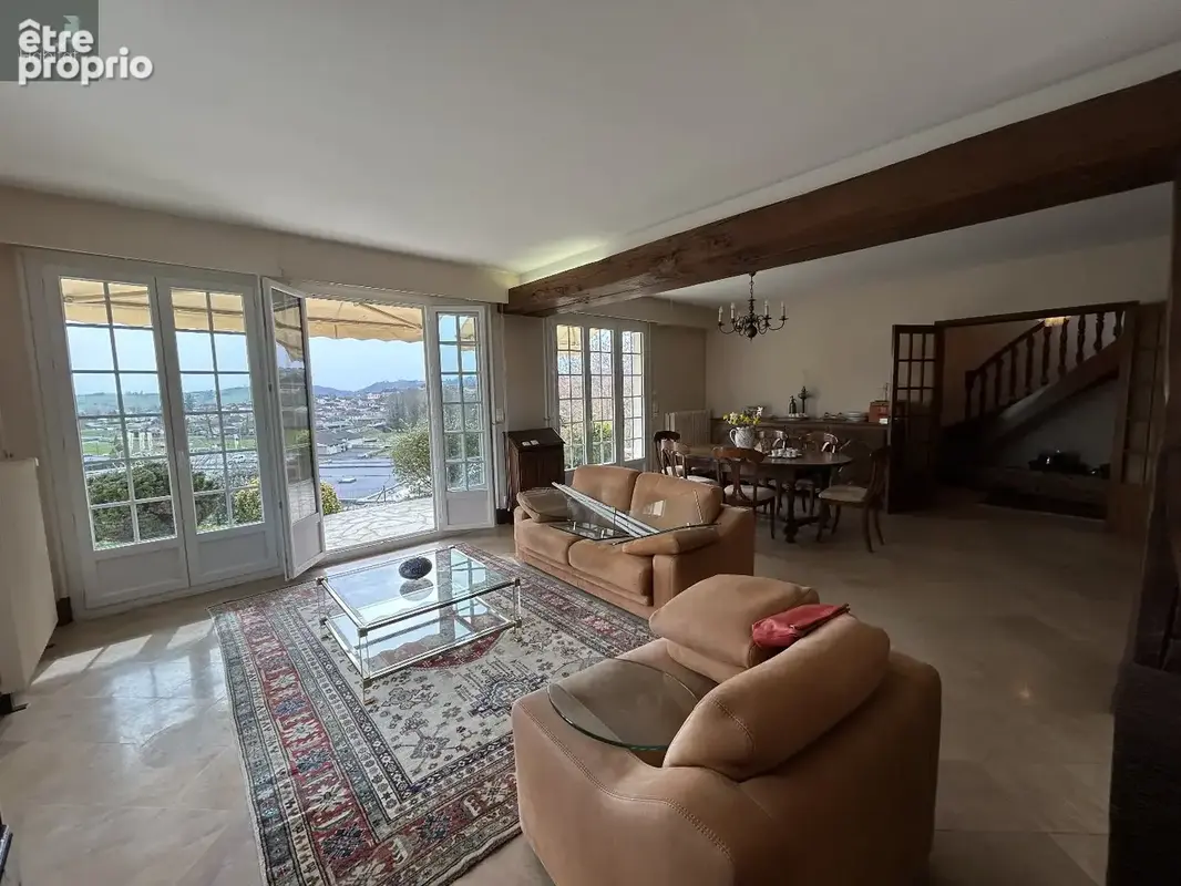Villa d'architecte, élégante et intemporelle construite sur terrain d'environ 4662m² avec vue dominante,dégagée. - photo 2