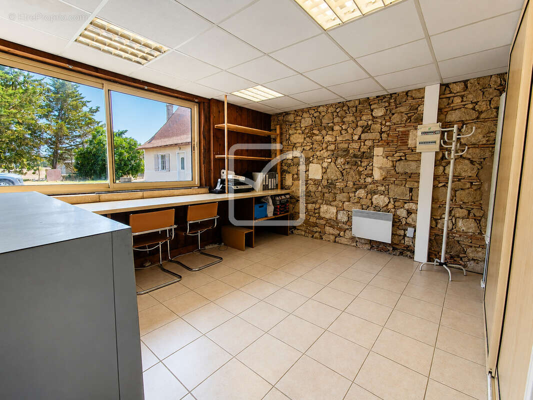Rare   propriété équestre près de villeréal   20 ha   25 boxes   2 aires couvertes   2 habitations - photo 21