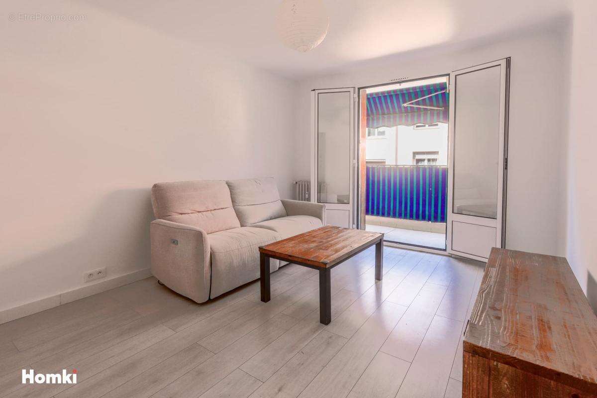 Golfe-Juan – Centre-ville  3 pièces traversant avec terrasse, balcon et garage - photo 2