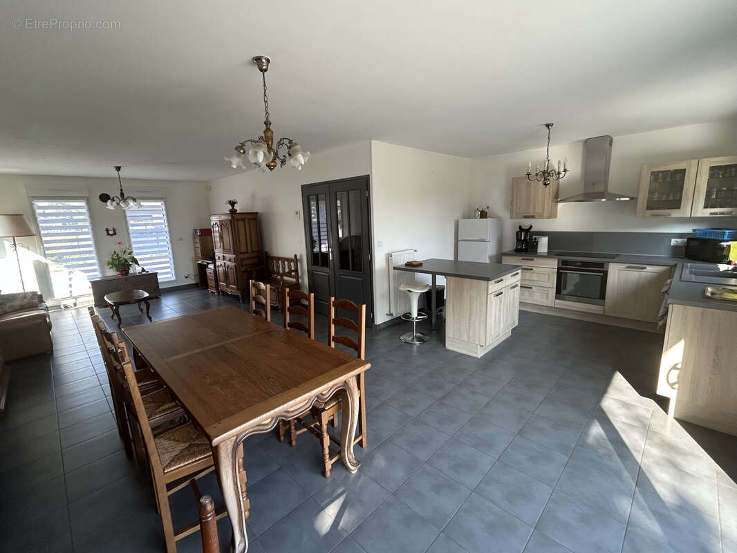 Plain-pied individuel achevé en 2014 développant 110,85m2 et bâti sur 956m2 de parcelle ! - photo 3