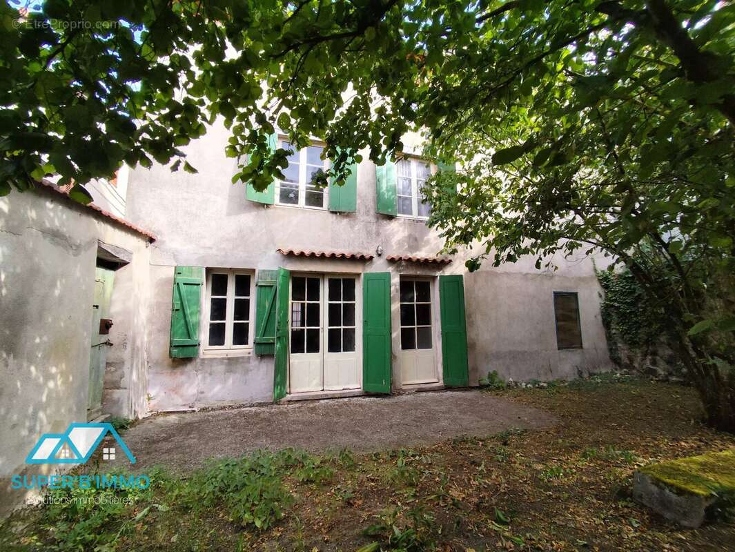 maison de bourg avec terrain et dépendances - photo 2