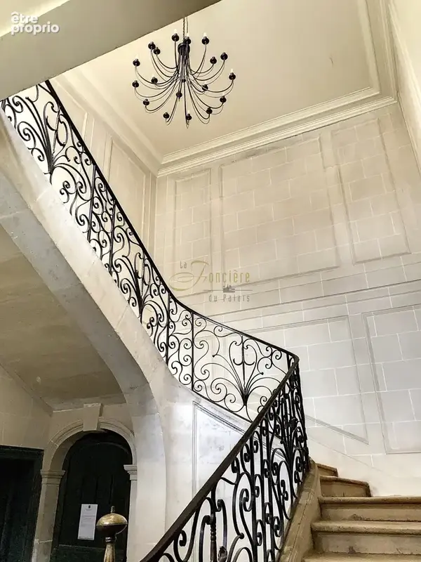 Exclusivité, au pied de la Cathédrale et préfecture - Rdc sur cour dans magnifique  hôtel particulier - photo 2