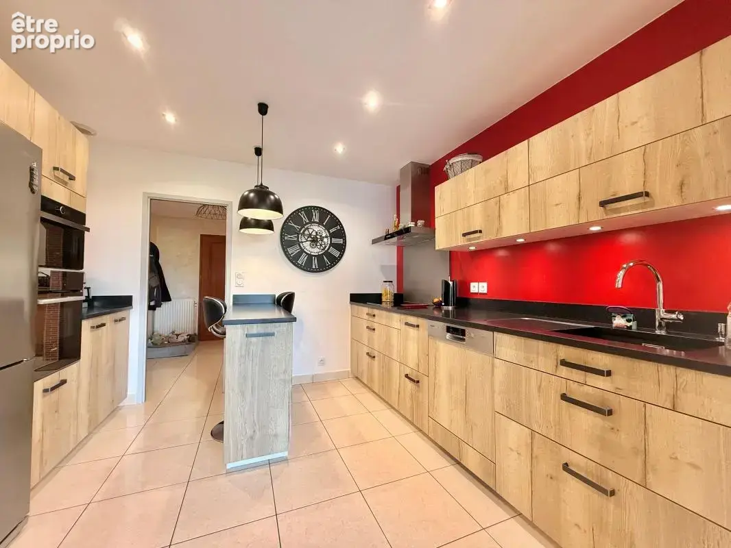 Maison avec sous-sol - 3 chambres et 2 bureaux - Terrain 730 m² avec piscine - photo 6