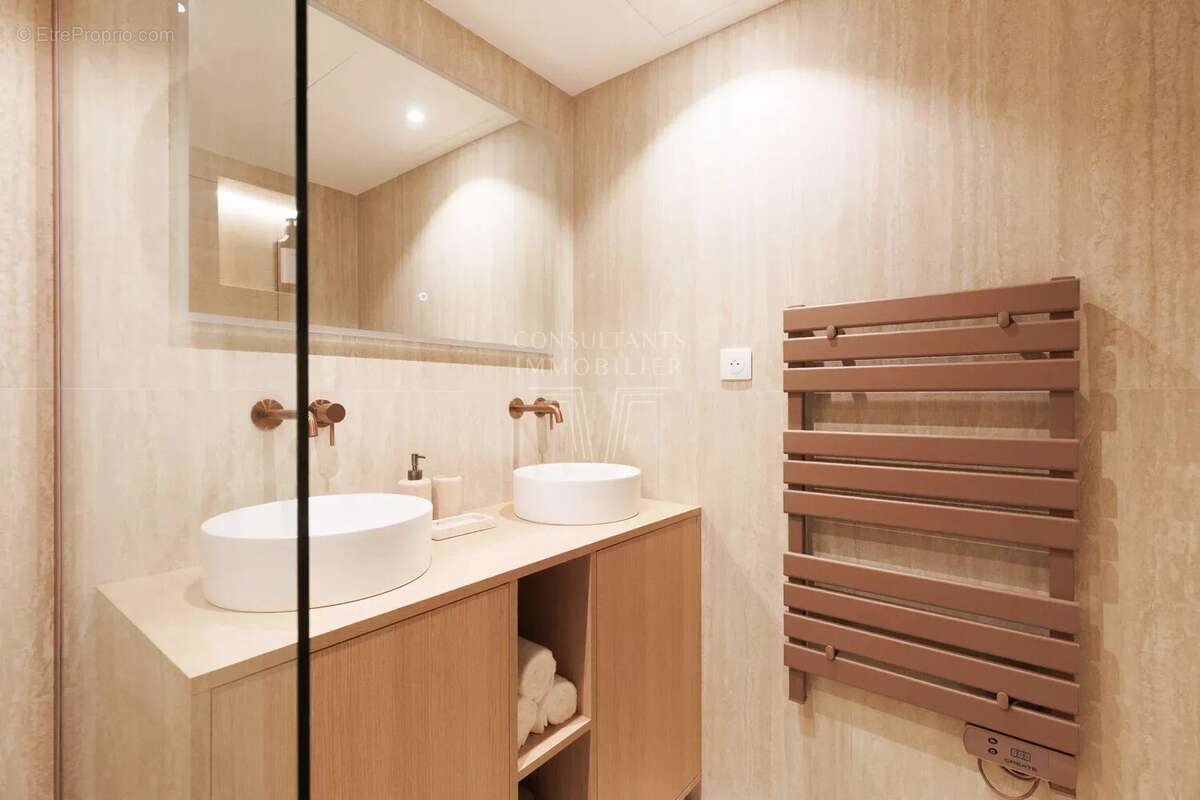 Cannes Hypercentre – Élégant 3 pièces rénové, étage élevé, plein sud et vue dégagée - photo 11