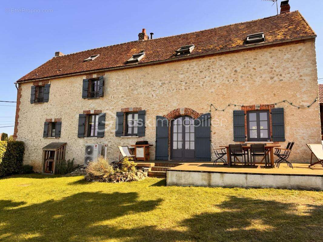 Propriété familiale de 265 m2 avec dépendances - 12 pièces - 9 chambres - photo 3