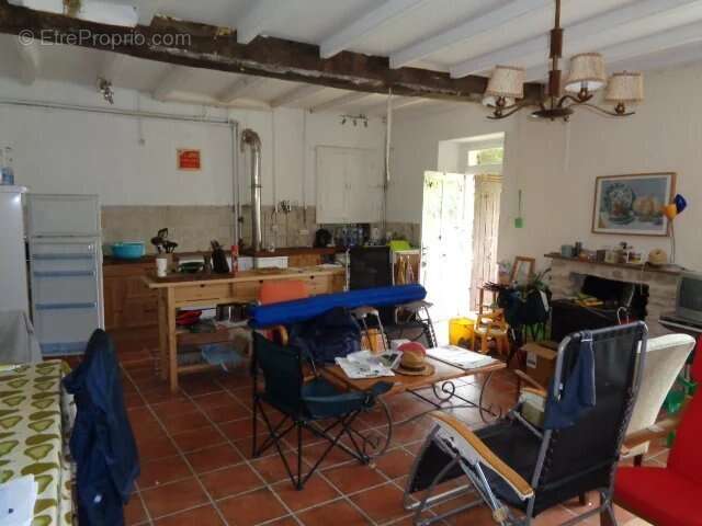 Charmante maison en pierre de deux chambres à rénover, avec une grande grange - photo 3