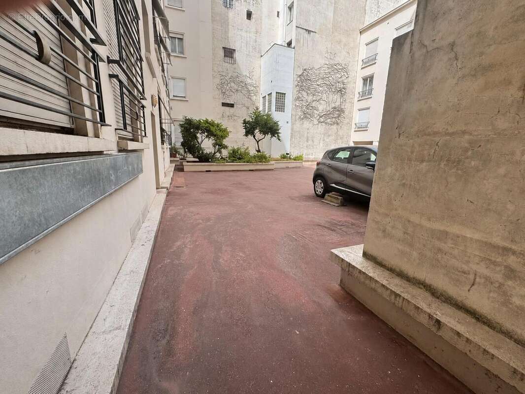   - Parking à LYON-2E