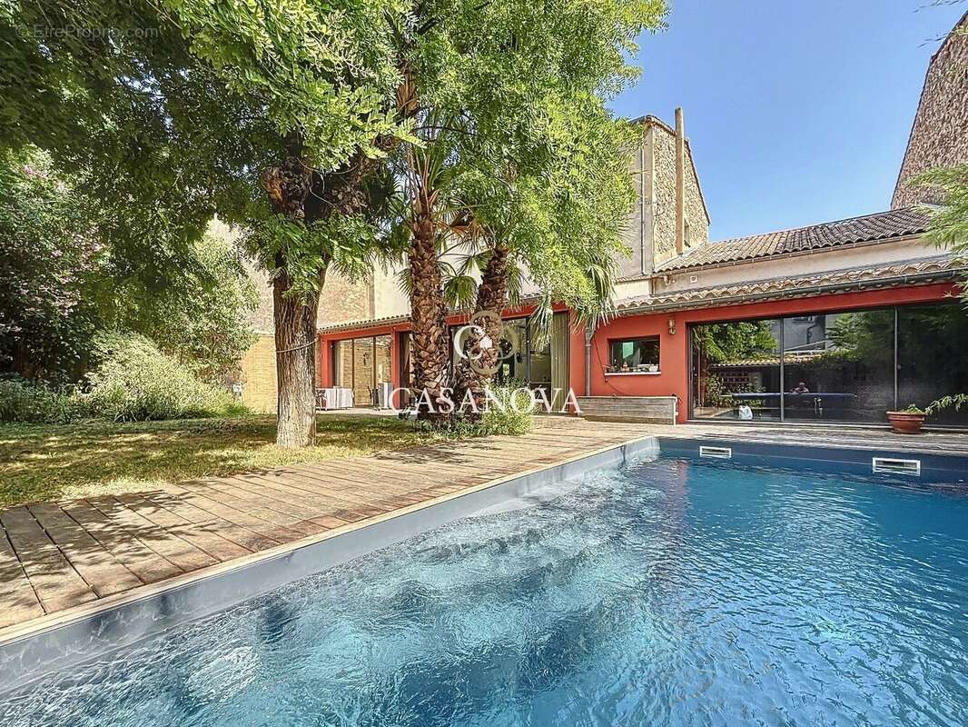 Maison de caractere avec jardin et piscine. grand garage. centre-ville tous commerces. potentiel chambres d'hotes et gites. 40 k - photo 9