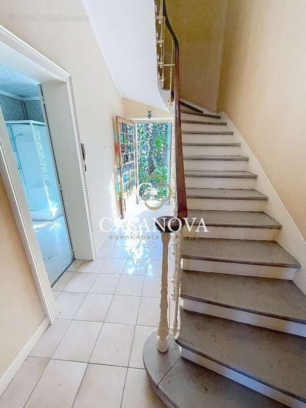 Proche PEZENAS: Belle maison ancienn de caractère avec PATIO intimiste & terrasse. 230 m² hab. + gd GARAGE / atelier. Emplacemen - photo 15