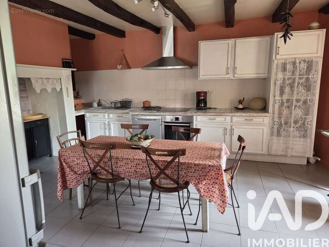 Maison 74 m² à Altillac  - photo 3