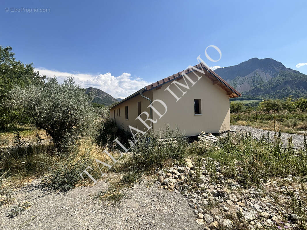 Espinasses, Maison de plain pied hors d'eau hors d'air sur terrain 1839 m2 - photo 3