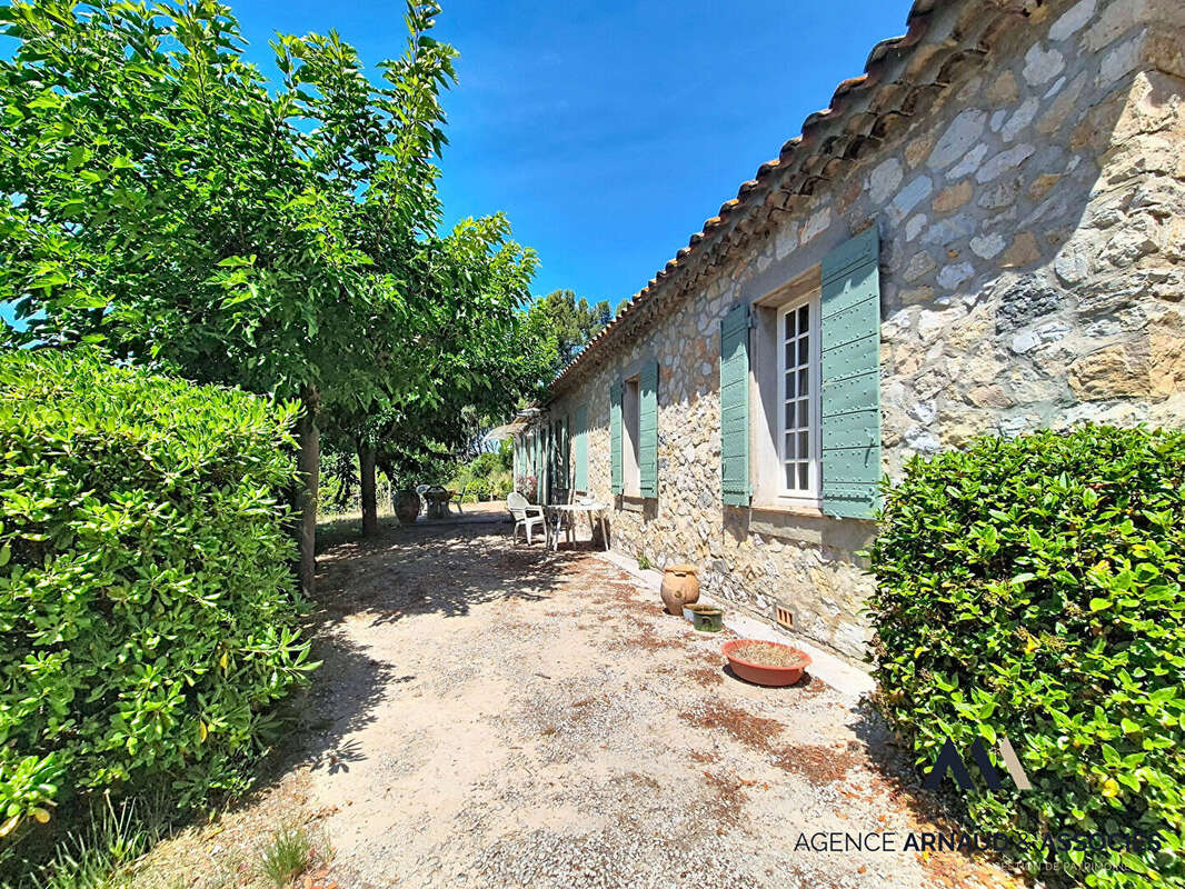 Le Castellet - Authentique bastide provençale en pierre de plain-pied avec vue panoramique - photo 14