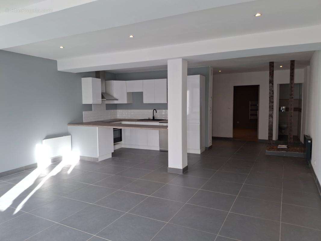 Maison à SAINT-JULIEN-DE-VOUVANTES