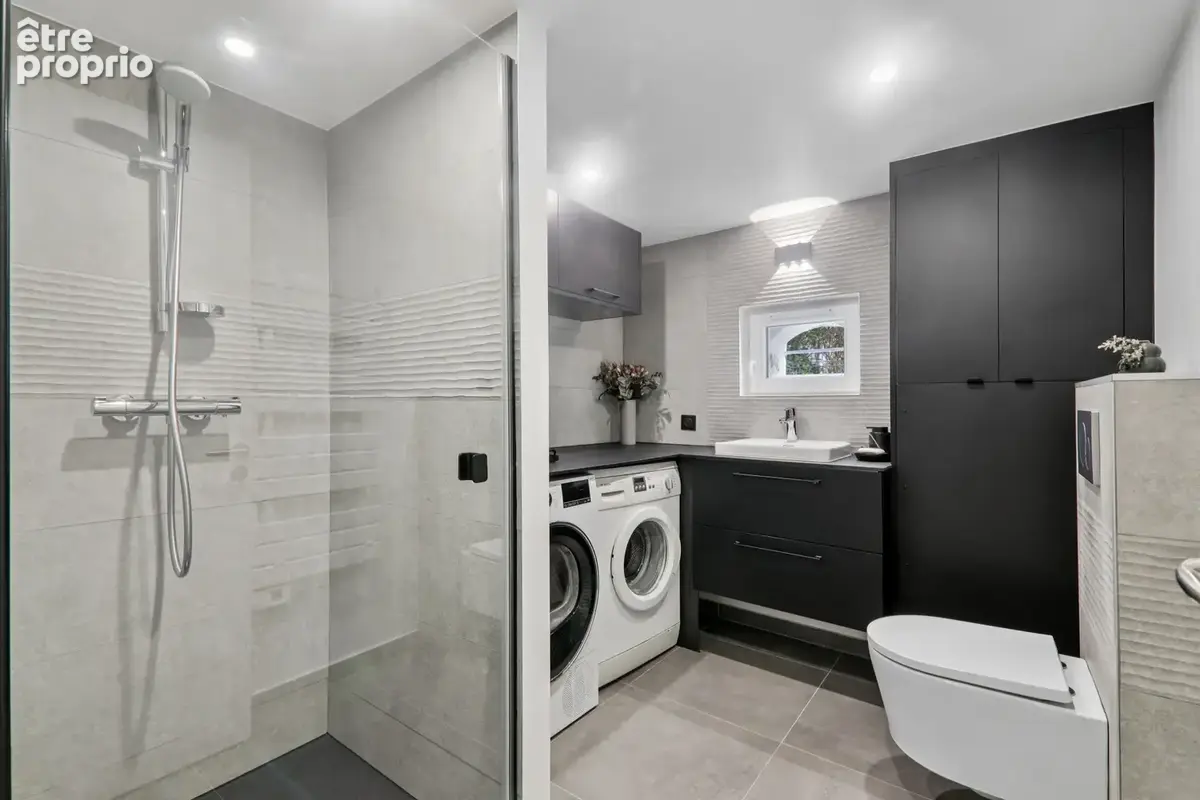 Appartement au dernier étage d'une maison bourgeoise avec dépendance et jardin. - photo 12