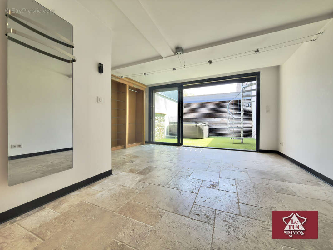 Maison de ville avec terrasses, garage et jacuzzi - photo 7