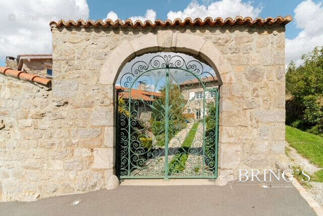 Maison 450 m² à Marlhes  - photo 3