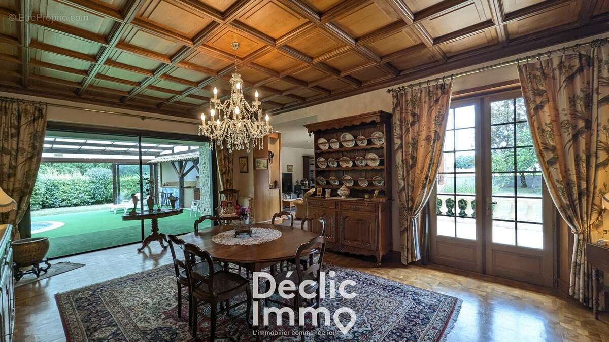 Maison d'exception de 424 m²  Parc arboré  Piscine accessible depuis le salon  Viager occupé  Secteur  Barret - Barbezieux-S - photo 4
