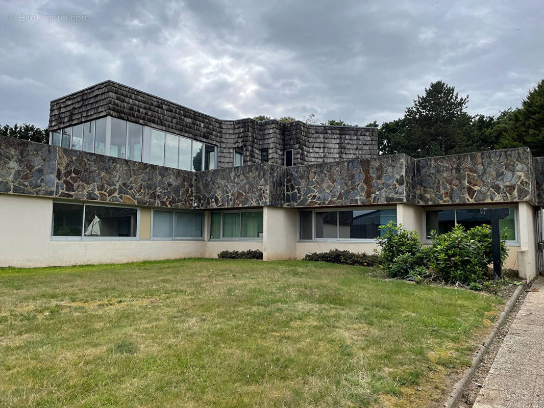 Commerce à SAINT-MARTIN-DES-CHAMPS