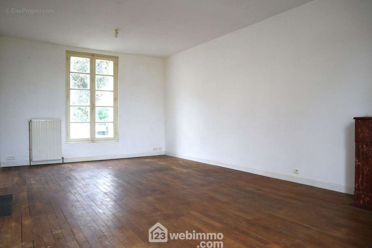 Traversant et chaleureux grâce à son parquet d&#039;origine et sa cheminée. - Maison à CHAUVIGNY