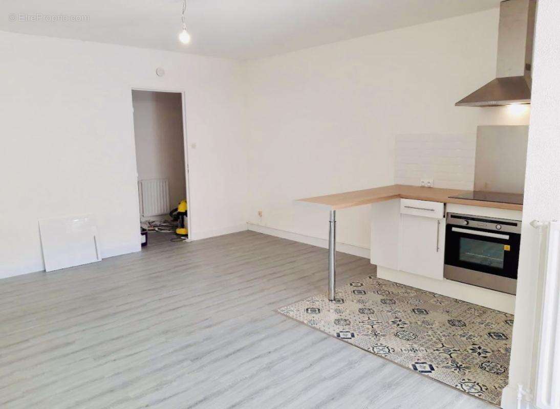 Appartement à BAGNOLS-SUR-CEZE