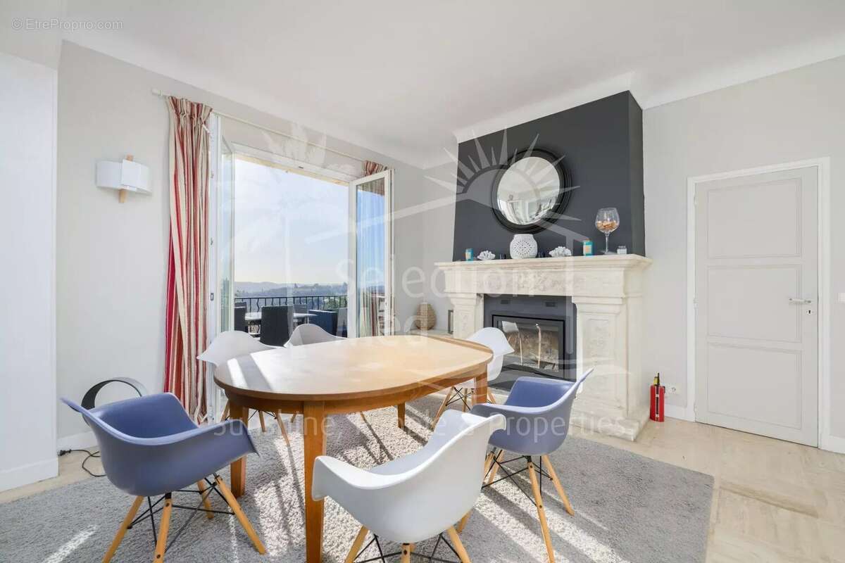 Maison à CHATEAUNEUF-GRASSE