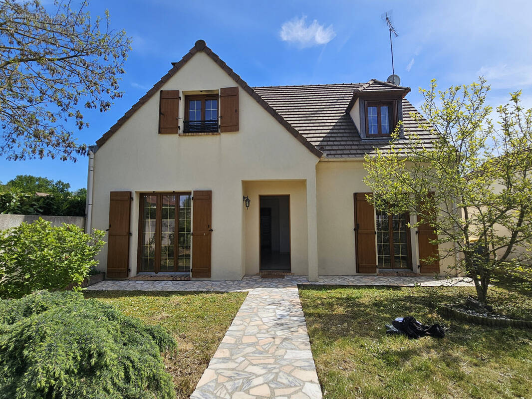 Maison à MONTCOURT-FROMONVILLE