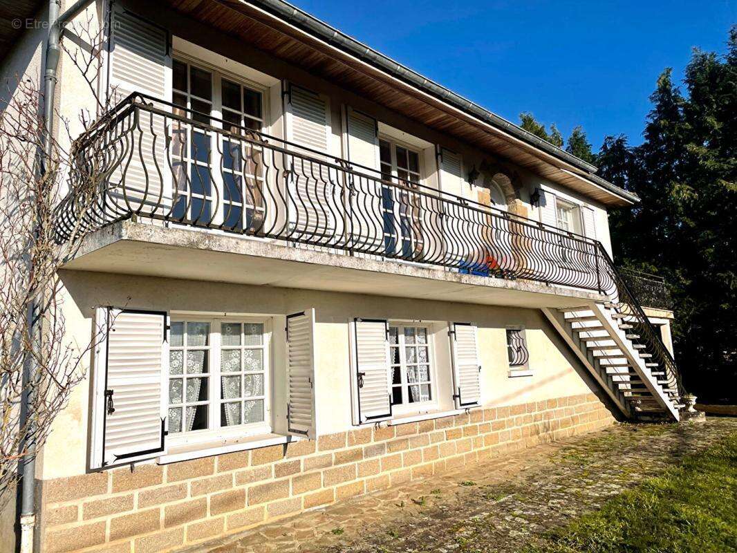 Maison Familiale sur terrain de 1385 m2, surface au sol de 191m2 - photo 2