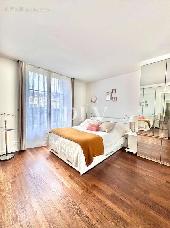 chambre principale - Appartement à FONTAINEBLEAU