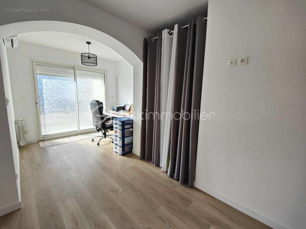 Montredon des corbières – villa r+1 - 120m² habitable - 3 chambres – dressing – climatisation réversible -  garage – piscine en  - photo 8