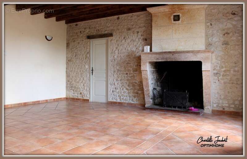 Maison à MONTMOREAU-SAINT-CYBARD