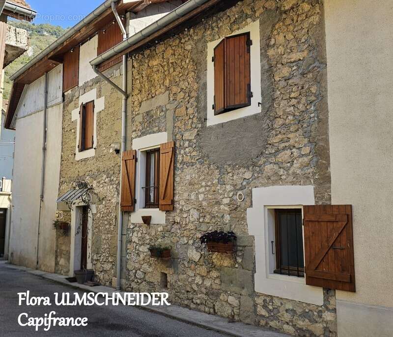 Authenticité et espace : grande maison mitoyenne en pierre avec 5 chambres à vendre à CHINDRIEUX avec garage et terrain proche d - photo 28