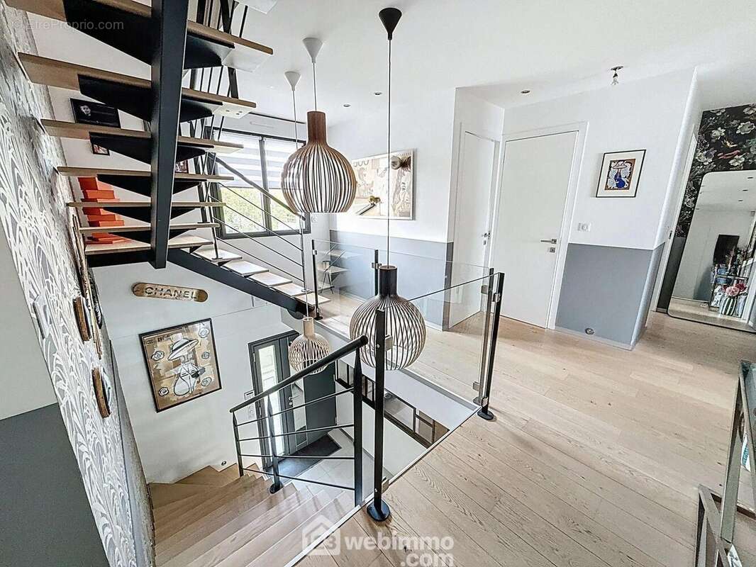 Passons à l&#039;étage, avec ce palier spacieux desservant... - Maison à SAINTE-GENEVIEVE-DES-BOIS