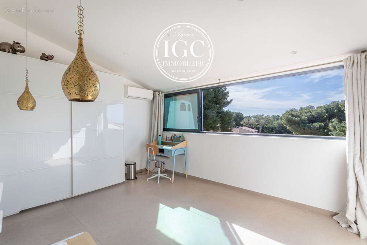 Villa de 200 m2 avec vue mer à Carry - photo 9