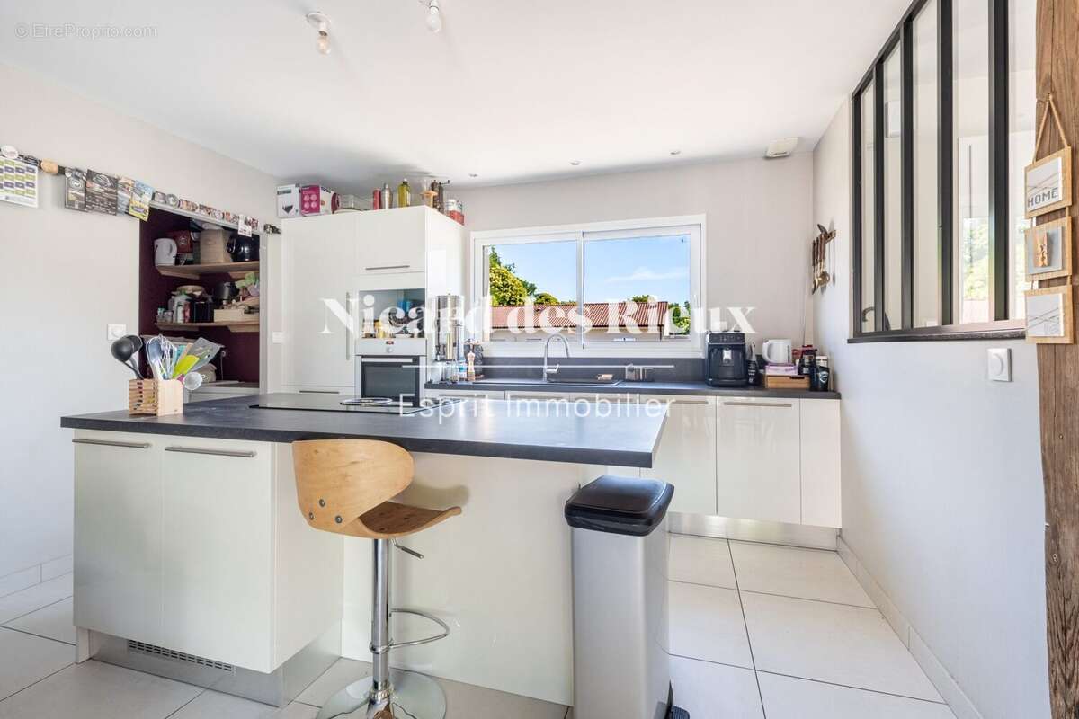 cuisine - Maison à COMPREIGNAC