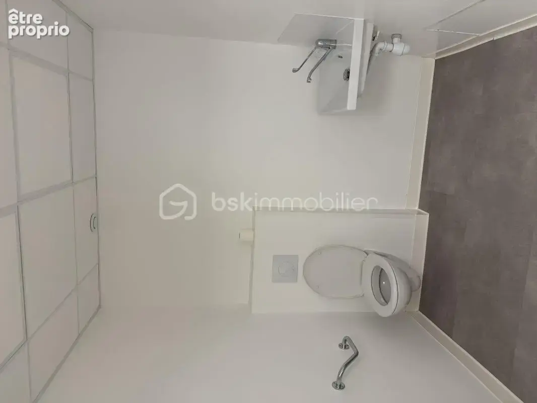 Immeuble de rapport - Local commercial avec 2 cellules - 2 appartements T2 - photo 14