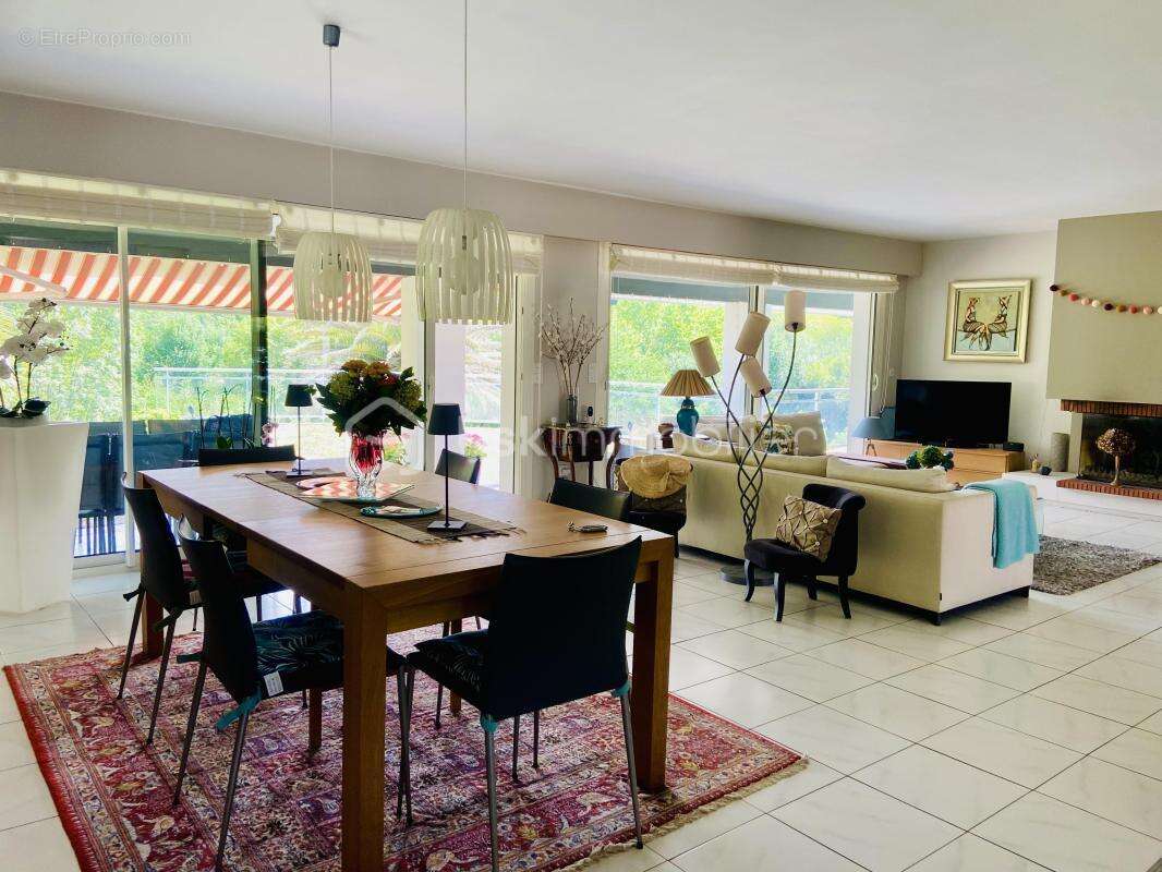 Élégante propriété avec vue sur la Rhune, piscine et vaste terrain de 2 978 m² - photo 3