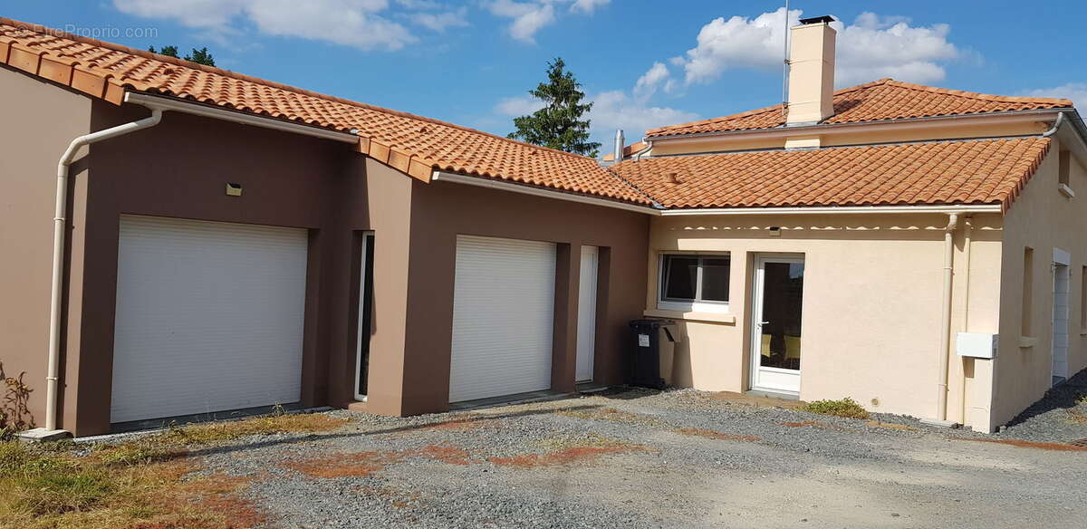 garage double - Maison à BOTZ-EN-MAUGES