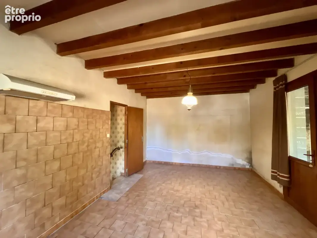 RAZES: Maison 6 pièces avec garages, ancienne cave et jardin - photo 7