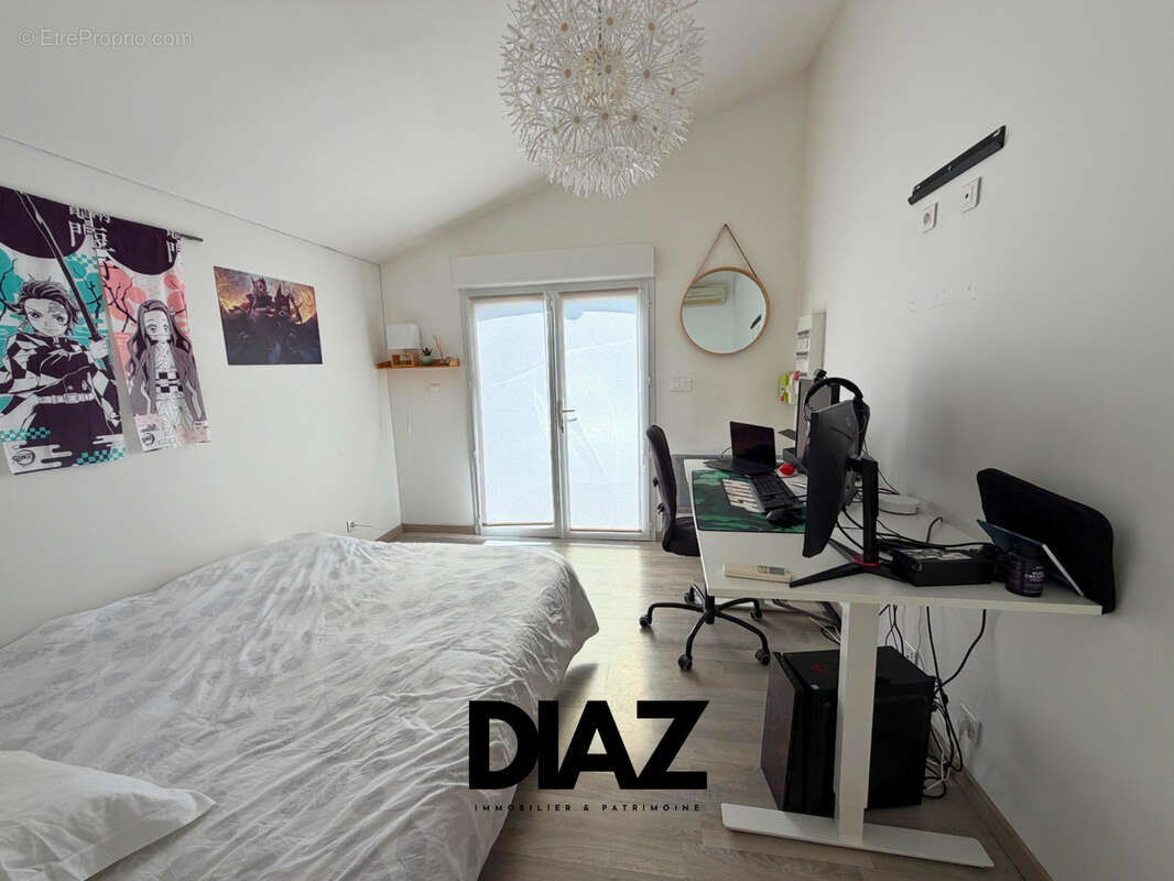 SAINT-CHAPTES   Villa de plain-pied 6 pièces de 120 m2 avec piscine et jardin paysagé - photo 7