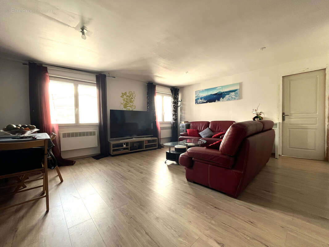 Appartement à LA TOUR-DU-CRIEU