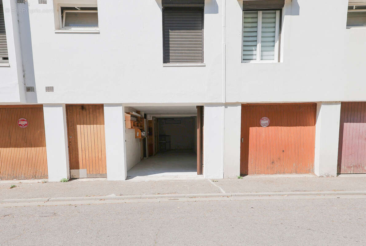 Moulin a vent : garage de 26 m2 avec électricité, idéal stockage / artisan - photo 4