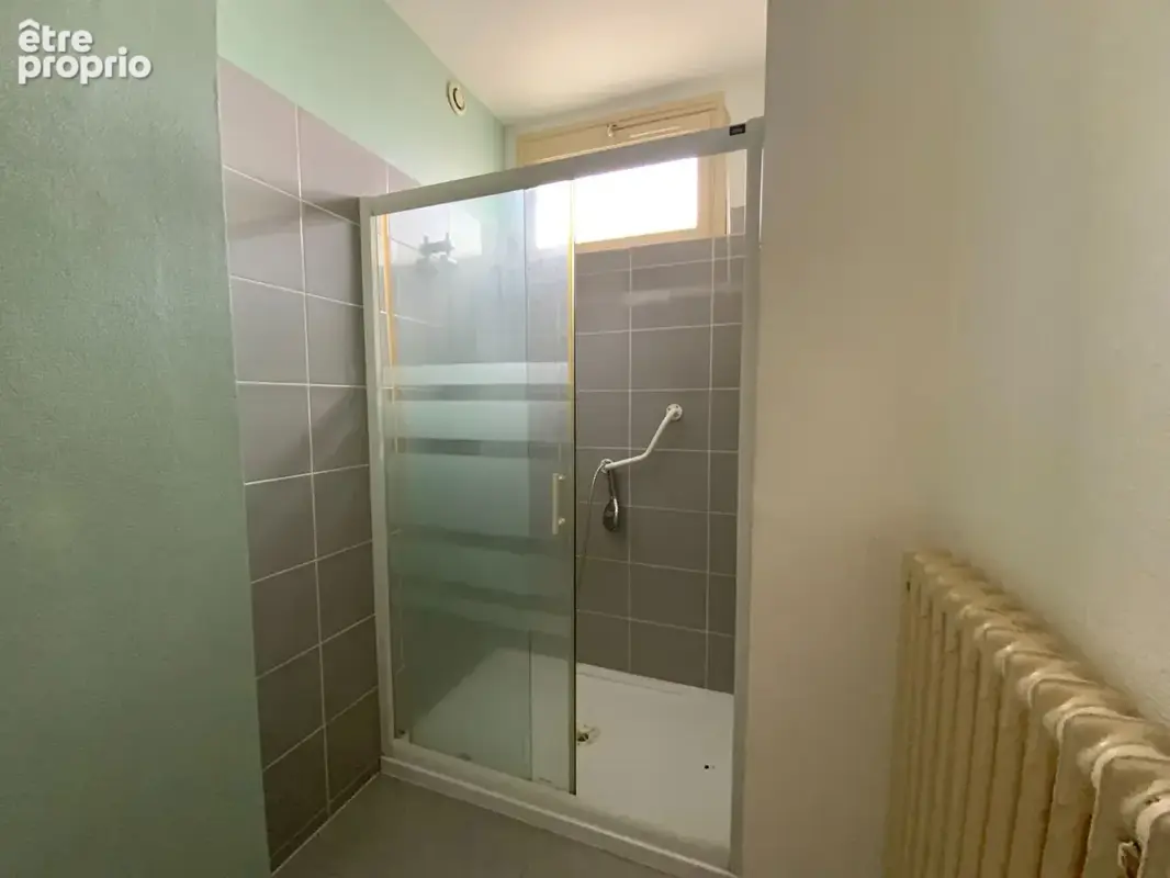 LE CREUSOT proche commodités. Immeuble comprenant deux appartements avec garage et dépendances - photo 13