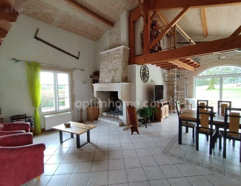 Charente, exceptionnelle ! A 10mn de La Rochefoucauld, maison 206 m², pièce de vie 70 m², grange, terrain clos 3602m² - photo 10