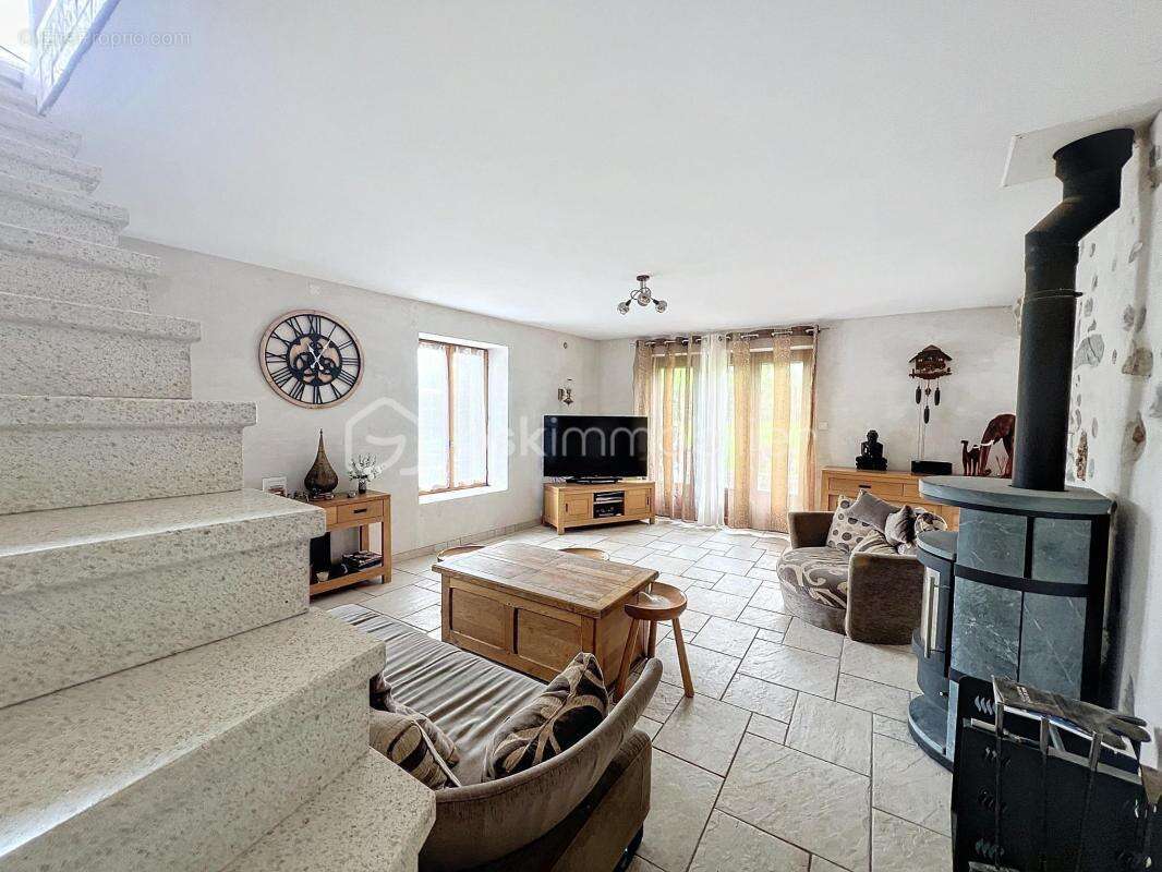 Maison à SAINT-MARTIN-DE-LA-CLUZE